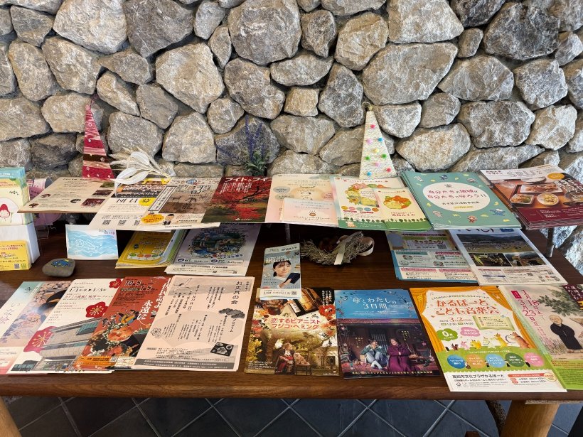 チラシを並べている